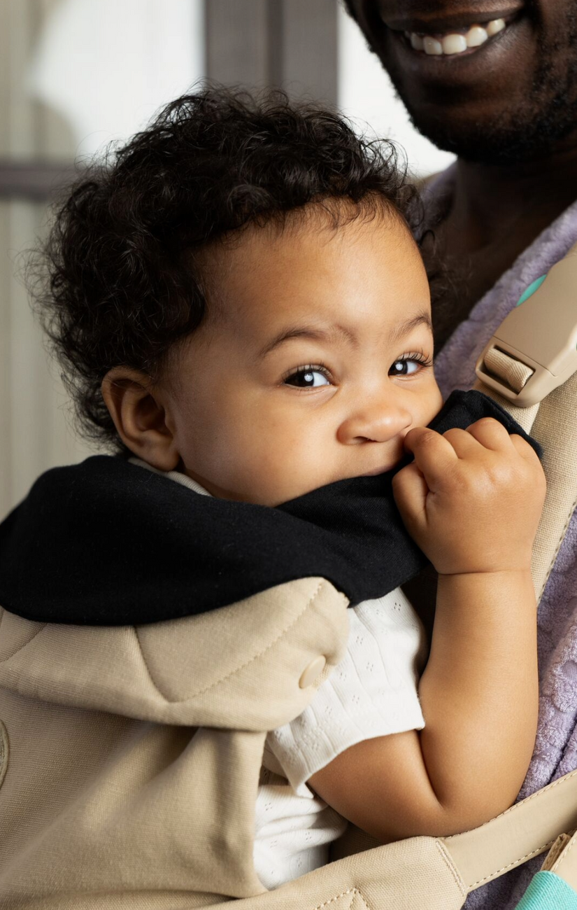 Coussinet de dentition et bavoir pour les porte-bébés